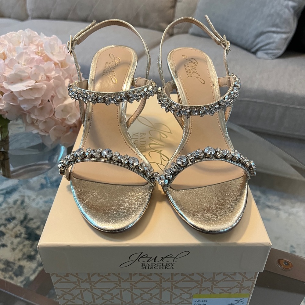 BRAND NEW Jewel Badgley Mischa Donna size 8 light gold